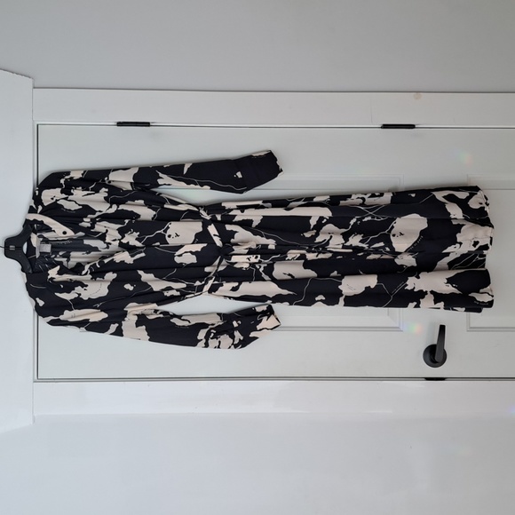 H&M Dresses & Skirts - H&M Dress w/ Belt 100%Polyester Size S